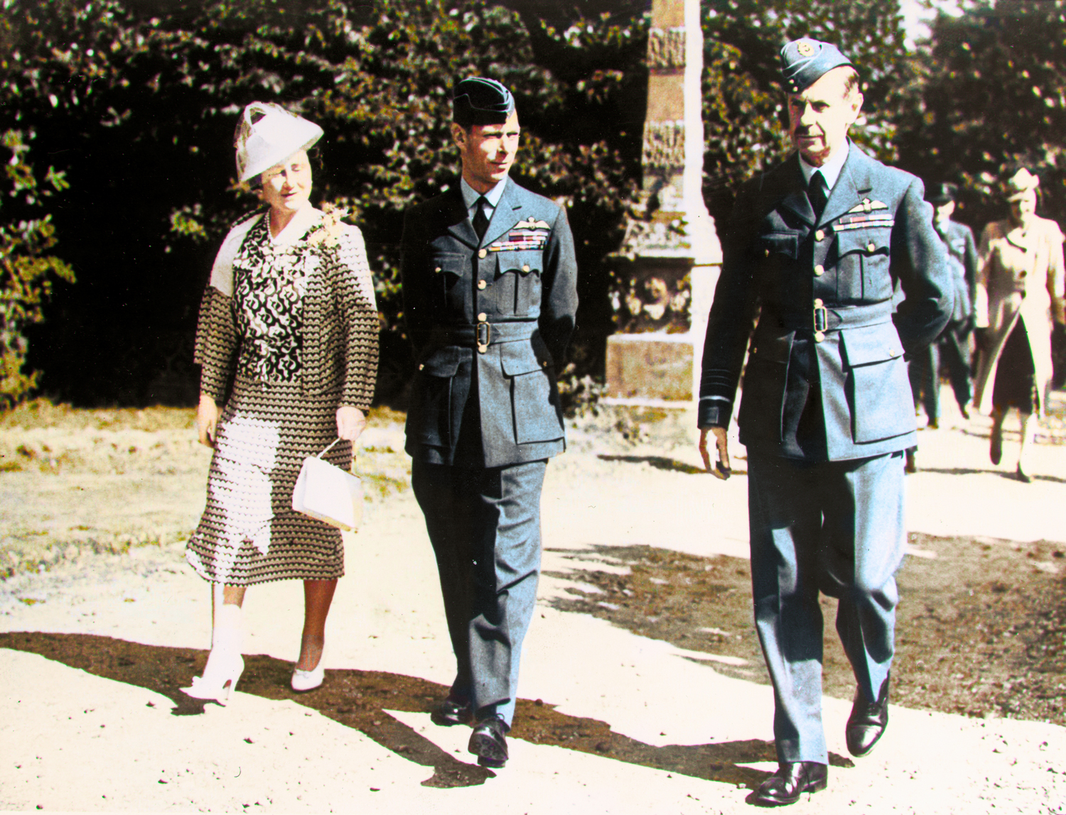 King-George-VI,-Queen-Elizabeth-&-Dowding-at-BP